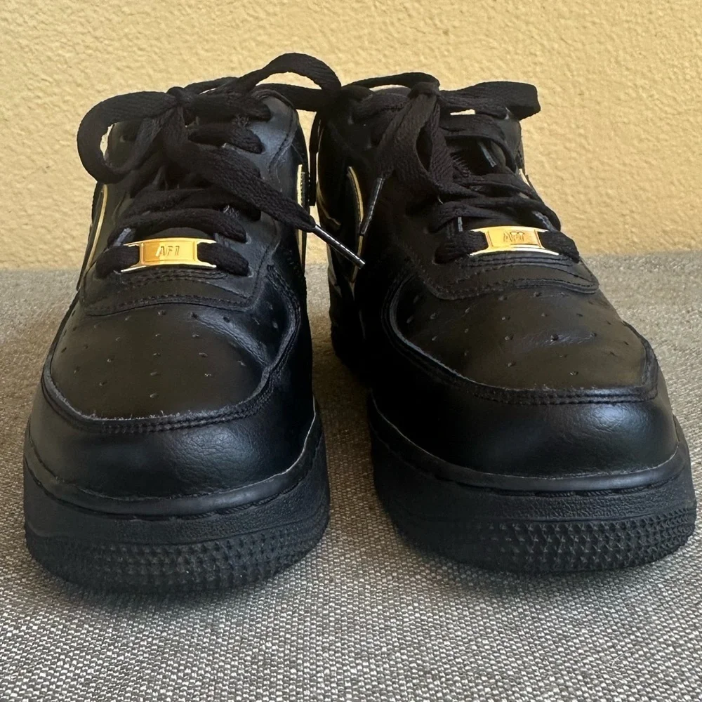 Nike Air Force 1 '07 Essential Black With Gold Piping Women’s Size 8. 5 EUC!